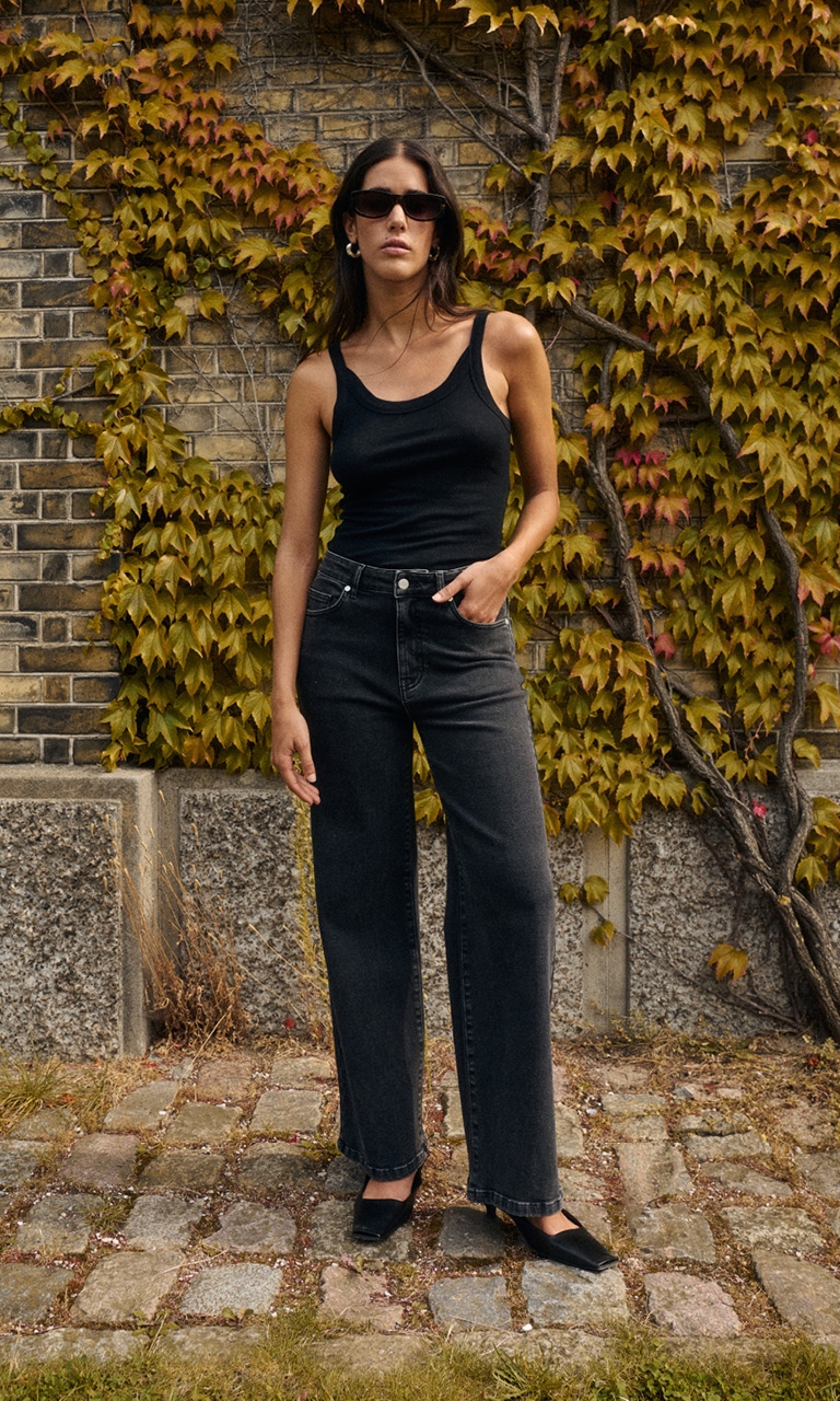 Woman in jeans, top and sunglasses