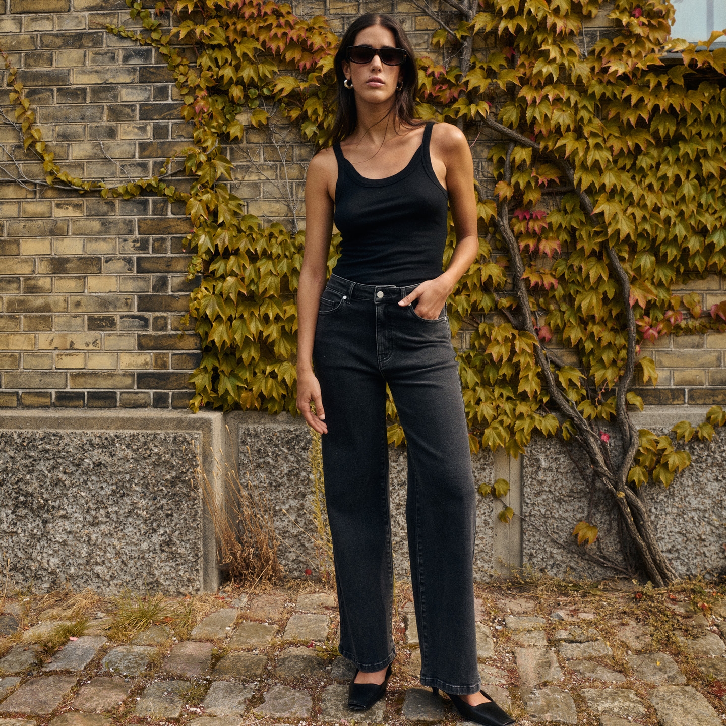 Woman in jeans, top and sunglasses